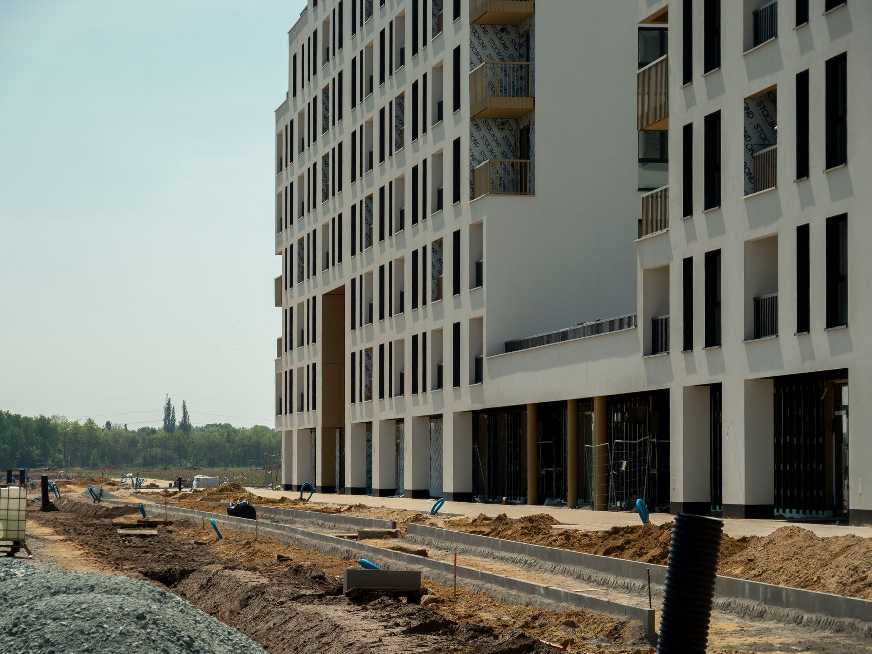New residential building under construction in Wrocław, Poland, showcasing modern architecture.