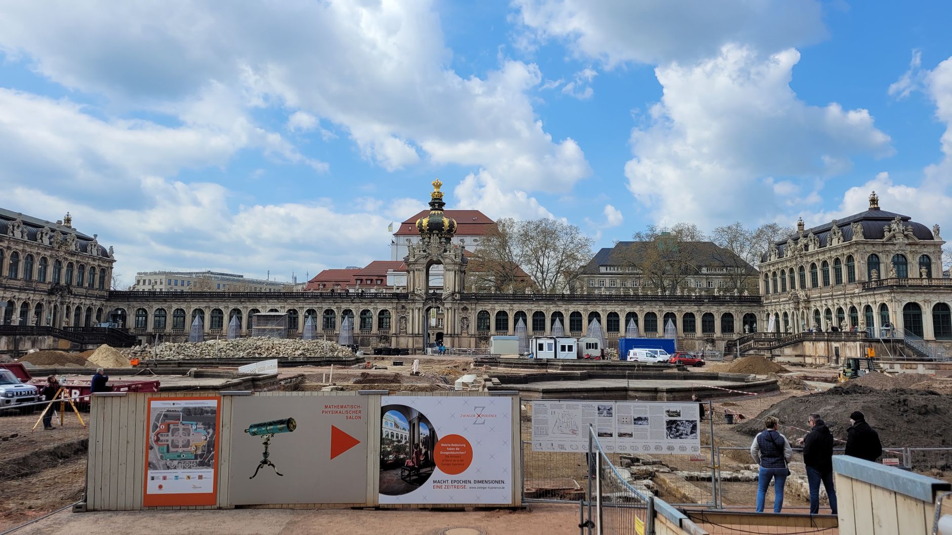 Construction work at the historic Zwinger Palace in Dresden under a bright sky.